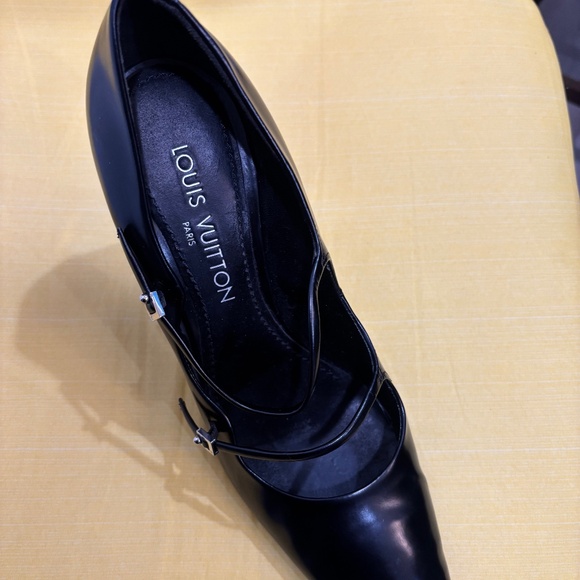 Louis Vuitton - Picture 1 of 8